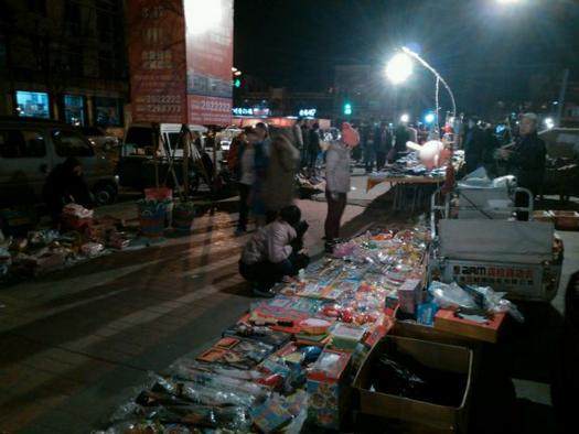 大學女生晚上夜市擺地攤,月入六千元,收入遠超白領